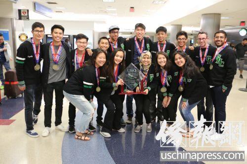 中国侨网荣获2017年全美高中生十项全能冠军的格林纳达岗特许高中代表队在洛杉矶国际机场合影。（美国《侨报》/邱晨 摄）