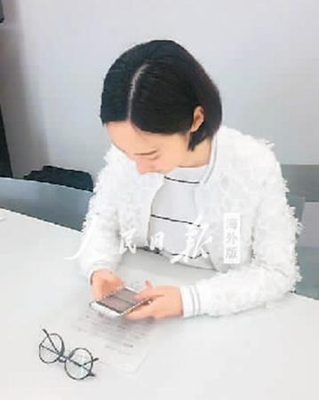 中国侨网杨梓(化名)每天只能在学习的间隙来应付亲友请求代购的诸多询问,这大大减少了她休息的时间。图为下课时,杨梓匆忙回复亲友询问信息。