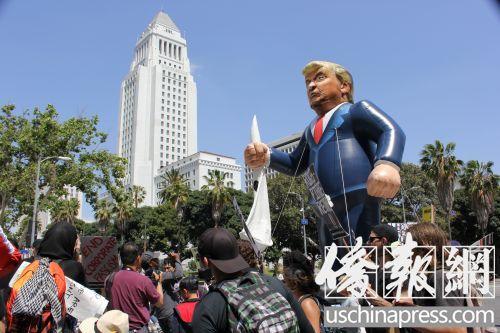 中国侨网2016年5月1日移民大游行的队伍走过洛杉矶市政府大楼。（美国《侨报》/高睿 摄）