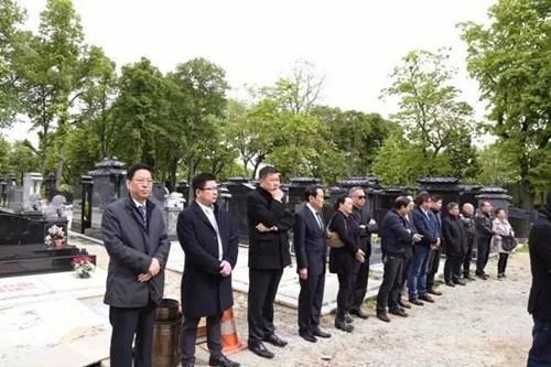 法国被警察枪杀华侨入土为安 华社代表送行(图) - 1