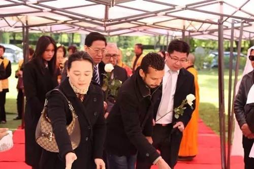 中国侨网韩强一秘（左2）与侨界代表一起为逝者献花。（欧洲时报内参微信公众号）