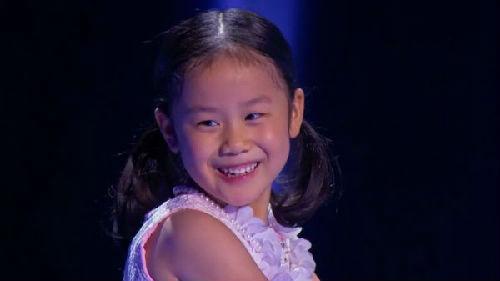 中国侨网五岁的中国钢琴神童陈安可4月23日在电视上钢琴表演的截图。