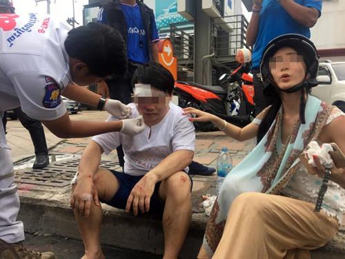 中国侨网受伤中国夫妇。(泰国《世界日报》)