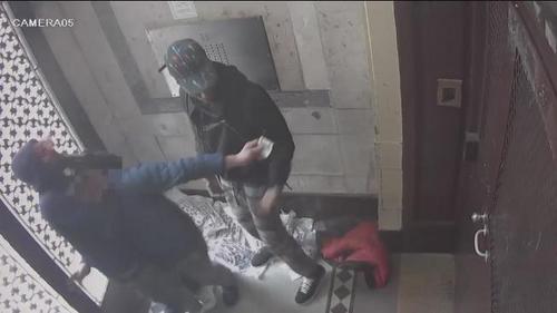 中国侨网两名男子在公寓楼走廊里抢劫华裔男子。（美国《世界日报》）