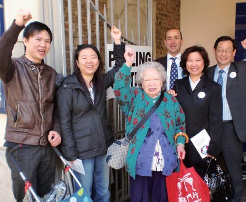 中国侨网英国华人近年来对参政反应热烈,英国华人参政计划主席李贞驹律师(右二)呼吁华人积极登记选民,并向政党争取派出更多华裔参加五月初地方选举及6月8日的大选。(《欧洲时报》英国版)