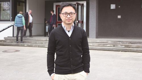 中国侨网丁飞教授。（《欧洲时报》/陈磊 摄）