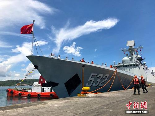 中国侨网4月30日,由导弹驱逐舰长春舰、导弹护卫舰荆州舰和综合补给舰巢湖舰组成的中国海军舰艇编队抵达菲律宾南部达沃市访问,受到热烈欢迎。图为荆州舰靠岸。 中新社记者 张明 摄
