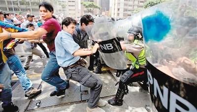 中国侨网委内瑞拉民众与警方爆发冲突。(资料图片)