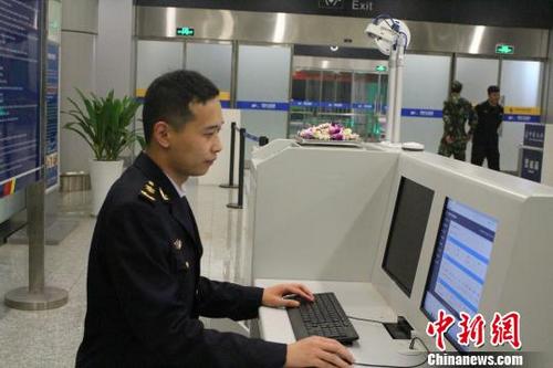中国侨网图为义乌局工作人员录入查获的禁止入境物信息。