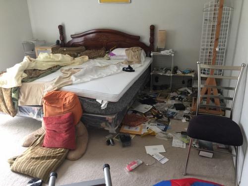 中国侨网歹徒持枪闯入华裔家中行窃,被返家屋主开枪吓阻,窃贼缴械投降,落荒而逃,却留下一屋的凌乱。(美国《世界日报》)