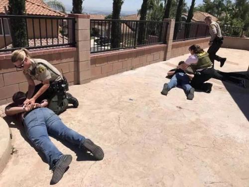 中国侨网警察赶到,三名窃贼束手就擒。(美国《世界日报》)