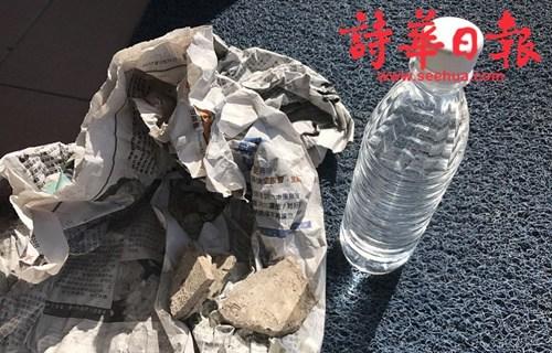 中国侨网老妪打开纸袋后,发现仅是小石头,而矿泉水则是对方所给予的“神水”。(马来西亚《诗华日报》)