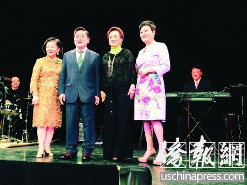 中国侨网顾雅明(左二)与徐朱留弟(左一)、麦洁明(右一)和甘台宁(右二)合影。（美国《侨报》/余小平 摄）