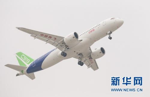 中国侨网5月5日，中国首款国际主流水准的干线客机C919在上海浦东国际机场首飞。新华社记者 丁汀 摄