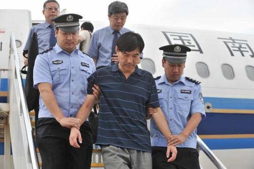 中国侨网2015年6月8日，孙新被押解回国。(新华社记者 李文 摄)