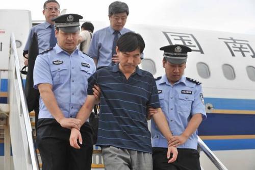 中国侨网2015年6月8日,孙新被押解回国。(新华社记者 李文 摄)