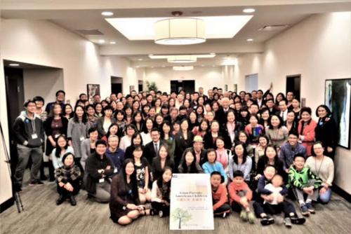 中国侨网“中国父母,美国孩子”亲子教育论坛与会者合影。(美国《世界日报》)