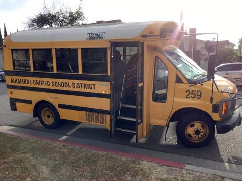 中国侨网延后初中高中生上课，对学区安排校车接送学生造成压力。（美国《世界日报》/丁曙 摄）