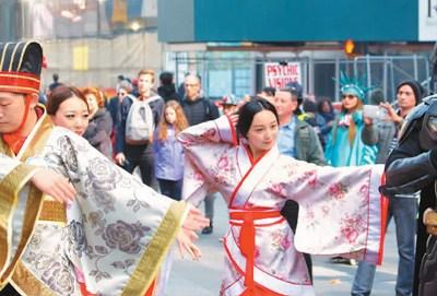 中国侨网图为身穿汉服的华人在纽约时代广场进行快闪。 资料图片