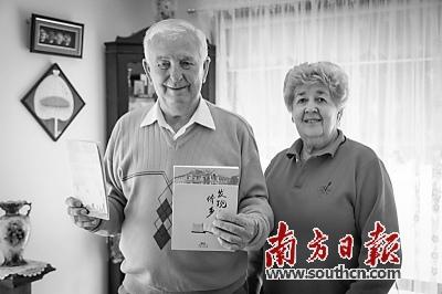 中国侨网亨利·简斯顿（左）与他的妻子接受南方日报记者赠送的图书《发现侨乡》第四辑和海外版简介册子。（黄叙浩 摄）