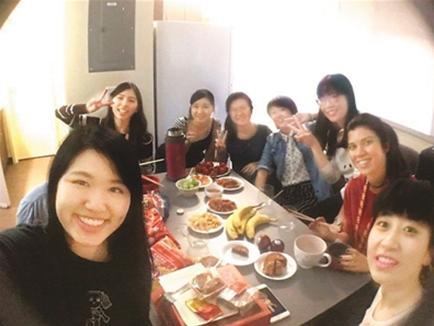 中国侨网李悦(右三)组织中秋聚会