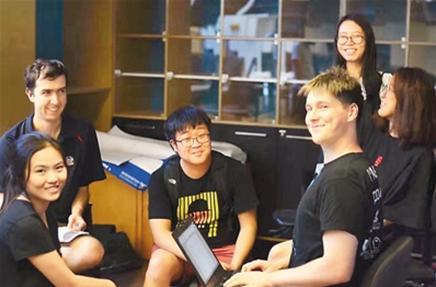 中国侨网图为马素湘(左前)和同学在交流 罗德里摄