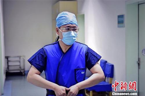 中国侨网郭庚主攻脑血管病方向,做支架置入和动脉瘤栓塞术。介入手术在大剂量X线照射下进行,普通人一辈子接触不了几次,但医生一年要做上百台。 王明宇 摄