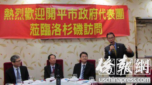 中国侨网同是开平老乡的周本立议员情不自禁赞叹家乡的美好和家乡人的亲切之情。(美国《侨报》/翁羽 摄)