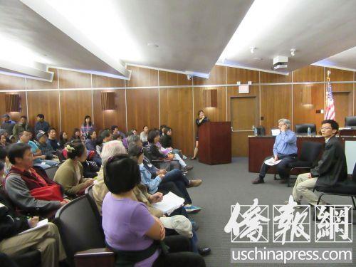 中国侨网两位华人民选官员向上百民天普市居民介绍他们得知的最新资料。（美国《侨报》/翁羽 摄）
