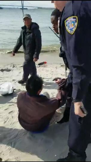 中国侨网李先生被Sea Gate小区和平警员逮捕。(美国《世界日报》)