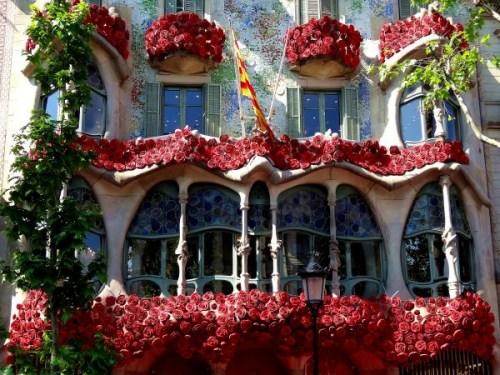 中国侨网资料图片：西班牙加泰罗尼亚地区首府巴塞罗那著名旅游景点巴特罗之家“穿”上“玫瑰盛装”。新华社记者周喆摄