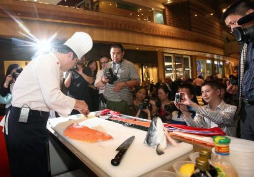 中国侨网资料图片：挪威厨师在切分三文鱼柳 新华社记者 任珑 摄