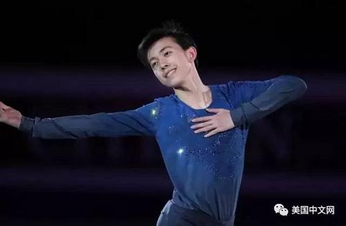 中国侨网在滑冰场上的周知方。(美国中文网微信公众号图片)