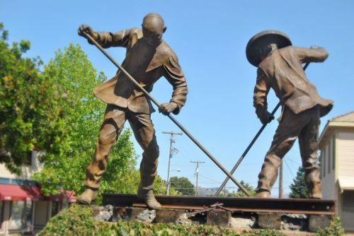 中国侨网华工修建美国铁路的雕像。（美国《侨报》资料图）