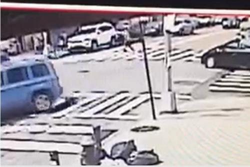 中国侨网两岁男童不幸被车撞倒,车轮下险生还。(美国《世界日报》)