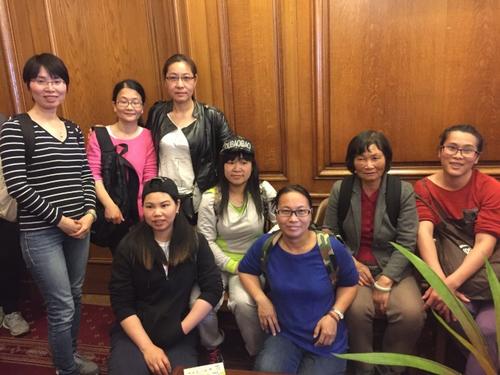 中国侨网旧金山华埠散房家庭团结会的成员前往市长办公室,要求政府关注华埠低收入家庭的住房难题。(美国《世界日报》/黄少华 摄)