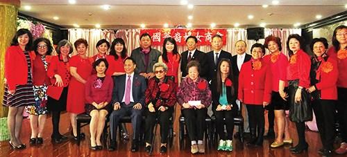 中国侨网美国华裔妇女商会举办母亲节敬老联欢会。后排左八为谢嘉燕。（美国《侨报》/王伊琳 摄)