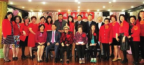 中国侨网美国华裔妇女商会举办母亲节敬老联欢会。后排左八为谢嘉燕。(美国《侨报》/王伊琳 摄)