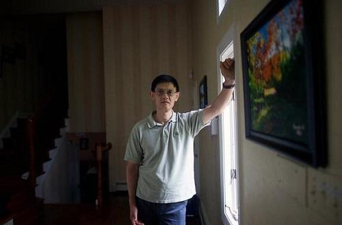 中国侨网坦普尔大学的华裔物理教授郗小星在宾夕法尼亚的家中。(图片来源网络)