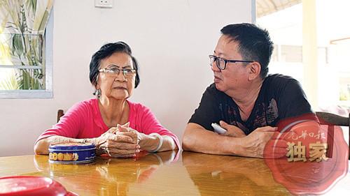 中国侨网李团才(右)尝试帮助王女士,但仍联络不上其子女。(马来西亚《光华日报》)