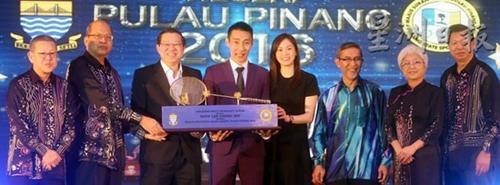 中国侨网李宗伟（左四）从林冠英（左三）手中接过槟州体育终身成就奖。（马来西亚《星洲日报》）