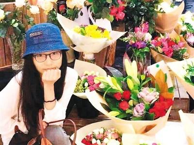 中国侨网张洁在学校附近的花店为母亲挑选康乃馨。