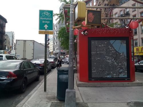 中国侨网在纽约市，有单车道路指示牌。（美国《世界日报》/韩杰 摄）