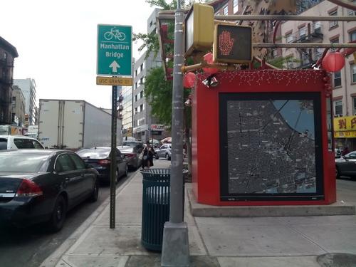 中国侨网在纽约市,有单车道路指示牌。(美国《世界日报》/韩杰 摄)
