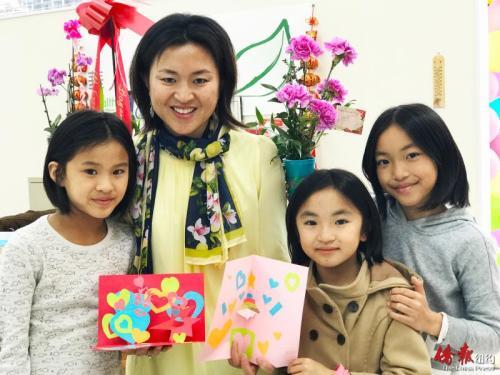 中国侨网三个女儿向母亲陈丽娜送上亲手制作的母亲节贺卡。（美国《侨报》/崔国萁 摄）
