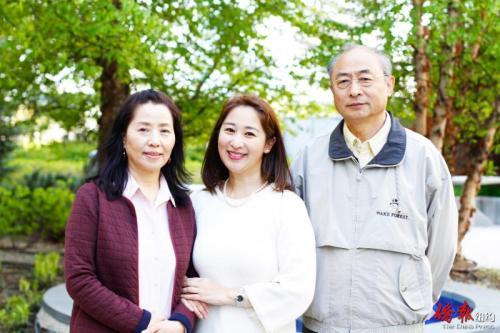 中国侨网谭夕娄与父母合影。(美国《侨报》/谭夕娄提供)