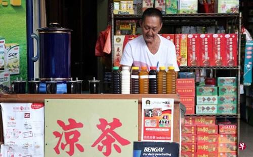 中国侨网新加坡国家环境局5月2日与新加坡中药公会代表举行对话会，表示为了完善对食品安全与卫生的管理，正考虑采取管制措施，包括规定业者必须领取执照。（新加坡《联合早报》/档案照片）