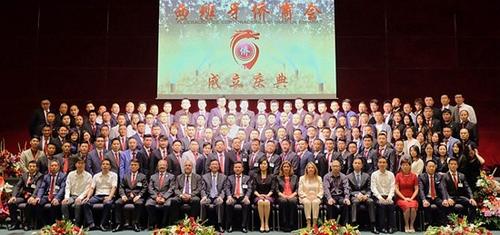 中国侨网集体合影留念。(西班牙《欧华报》)