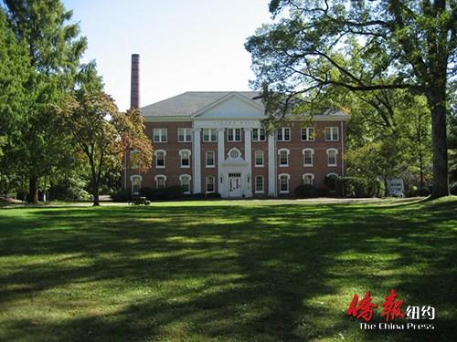 中国侨网资料图:生前就读新泽西州德鲁大学的傅小乐骑摩托车时不幸身亡高速路上。(美国《侨报》图片)