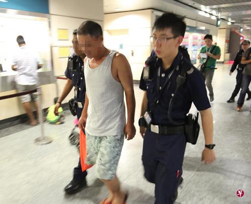 中国侨网涉嫌在后港地铁月台上搁置蓝色行李箱而引起恐慌,中国客工星期三(17日)被控一项公共滋扰控状。(新加坡《联合早报》/档案照片)